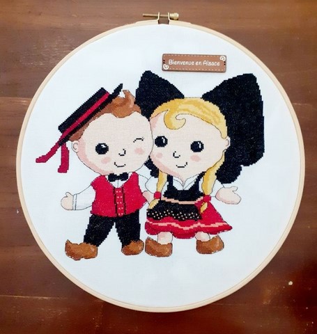 ISELINE ET ALOISE point de croix la cigogne qui brode