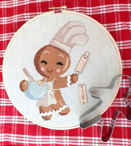 LUKAS Patissier la cigogne qui brode