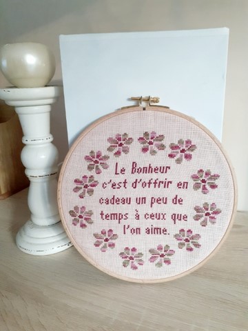 TAMBOUR LA CIGOGNE QUI BRODE
