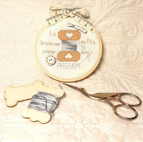 mini tambour la brodeuse  LA CIGOGNE QUI BRODE