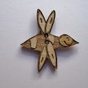 bouton bois au ptit bonheur - la cigogne qui brode