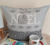 coussin de noël blanc la cigogne qui brode